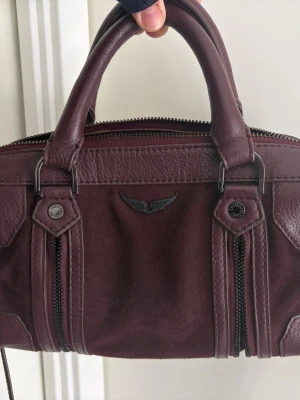 Vinröd handväska Zadig & Voltaire - Säljer min Zadig Voltaire sunny väska i burgundy suede. Använd fåtal gånger och är i bra skick. Ny pris ungefär 5000 kr 