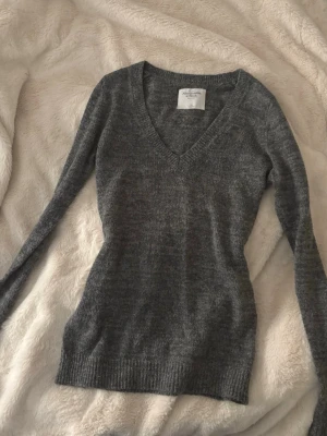 vintage yk2 abercrombie topp/tröja  - så fin mörkgrå stickad topp/tröja från abercrombie & fitch med djup urringning. bra skick och stl XS men kan passa S också!💞