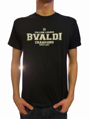Svart BVALDI College League t-shirt - Svart t-shirt från BVALDI med trycket 'College League BVALDI Champions Since 2021' i vitt framtill. Klassisk rak passform med rund halsringning och korta ärmar. Perfekt för en avslappnad och sportig stil.