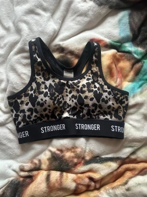 Leopardmönstrad sport-bh från Stronger - Aldrig använda.
