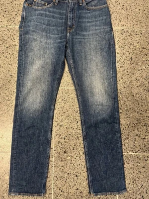 Tiger of Sweden MEG - W28/L32 - Helt Nya! - Säljer ett par Tiger of Sweden aldrig använda I blå färg.  Style: MEG Storlek: 28/32 Made in Italy  Nypris 1599kr