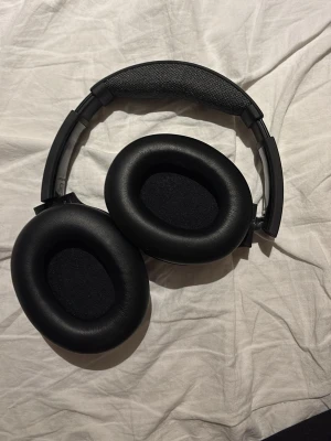 Svarta over-ear hörlurar från Sony - Säljer mina svarta skullcandy crusher ANC 2 hörlurar. Använt inte så mycket kanske 5 gånger. Extremt bra bas och ljud är sjukt nöjd över dom men tyvärr har jag inte tid att använda dom så jag säljer de. Fint skick har för mesta dels bara legat i fodralet. Köpte dom för 2100 kr och säljer dom nu för 1500 kr. Bara att höra av sig för mera info😁