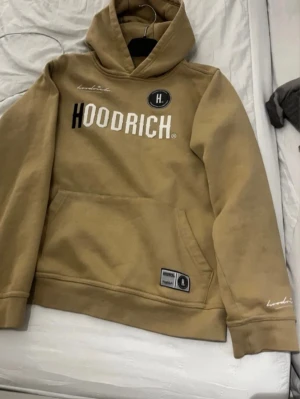 Hoodrich hoodie - Hoodrich hoodie med text på bröstet och logga på bröstet och text på ryggen och text på armen