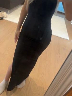 Svart långklänning med slits - Snygg svart långklänning med slits på sidan. 