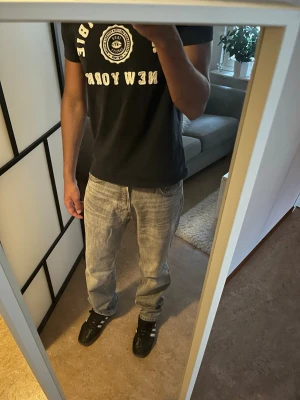 Ljusgråa jeans från Weekday  - Säljer ett par ljusgråa Weekday jeans. Dem är lite slitna men bara på nästan omärkbara ställen. Dem är sköna och funkar till allt. Storlek, 29,34