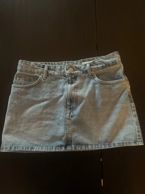 Lågmidjad jeanskjol - Säljer denna superfina jeanskjol med låg midja🩵