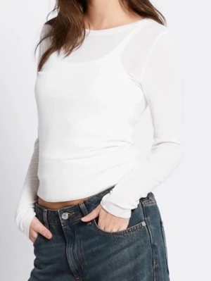 Vit långärmad topp - Säljer en vit figurnära långärmad topp från lager 157. Jag säljer denna eftersom att den är för liten på mig. Jag har använt den ett få antal gånger och hoppas att den kommer till mer användning hos någon annan. Ifall du har några frågor så är det bara att fråga på❤️