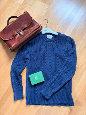 NN07 tröja - Säljer nu en asfet vintage mörkblå tröja från NN07 i as najs skick✅Nypris: 1499 Mitt pris: 429🤩Tröjan är ribstickad💯Var inte rädd för att skriva fler frågor❤️