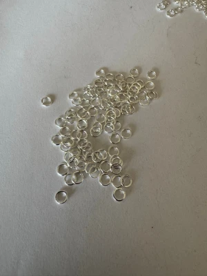 Ca 100st silverfärgade hopringar - Säljer av material som jag använt för att göra smycken. Har 2025 tillverkat och sålt smycken för över 50.000kr så är något folk uppskattar (om man håller låga priser) . Nu har jag dock tappat intresset så säljer av allt jag har. Kolla gärna in andra annonser   I denna annons hittar du hopringar 5mm . Ca 100st 