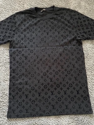 Zara t shirt  - Säljer en fin svart t shirt! Väldigt bra kavilte och perfekt till sommaren☀️Skriv vid intresse! Priset kan diskuteras! Storlek M/L