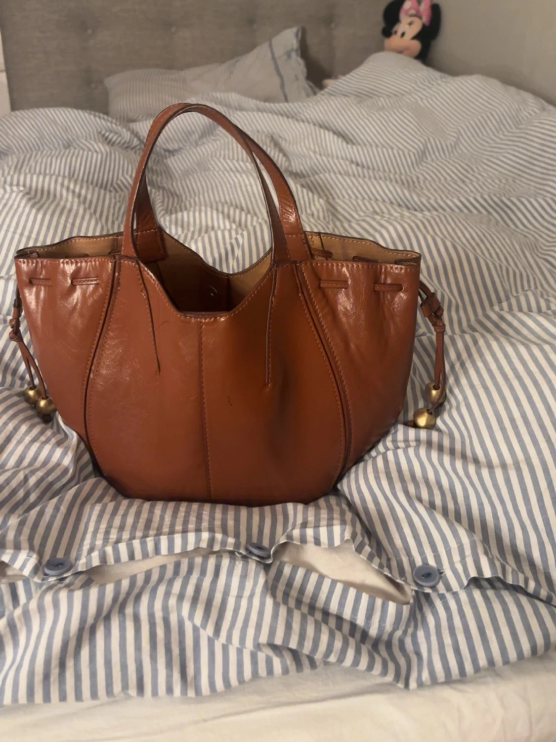 Brun läderhandväska med gulddetaljer