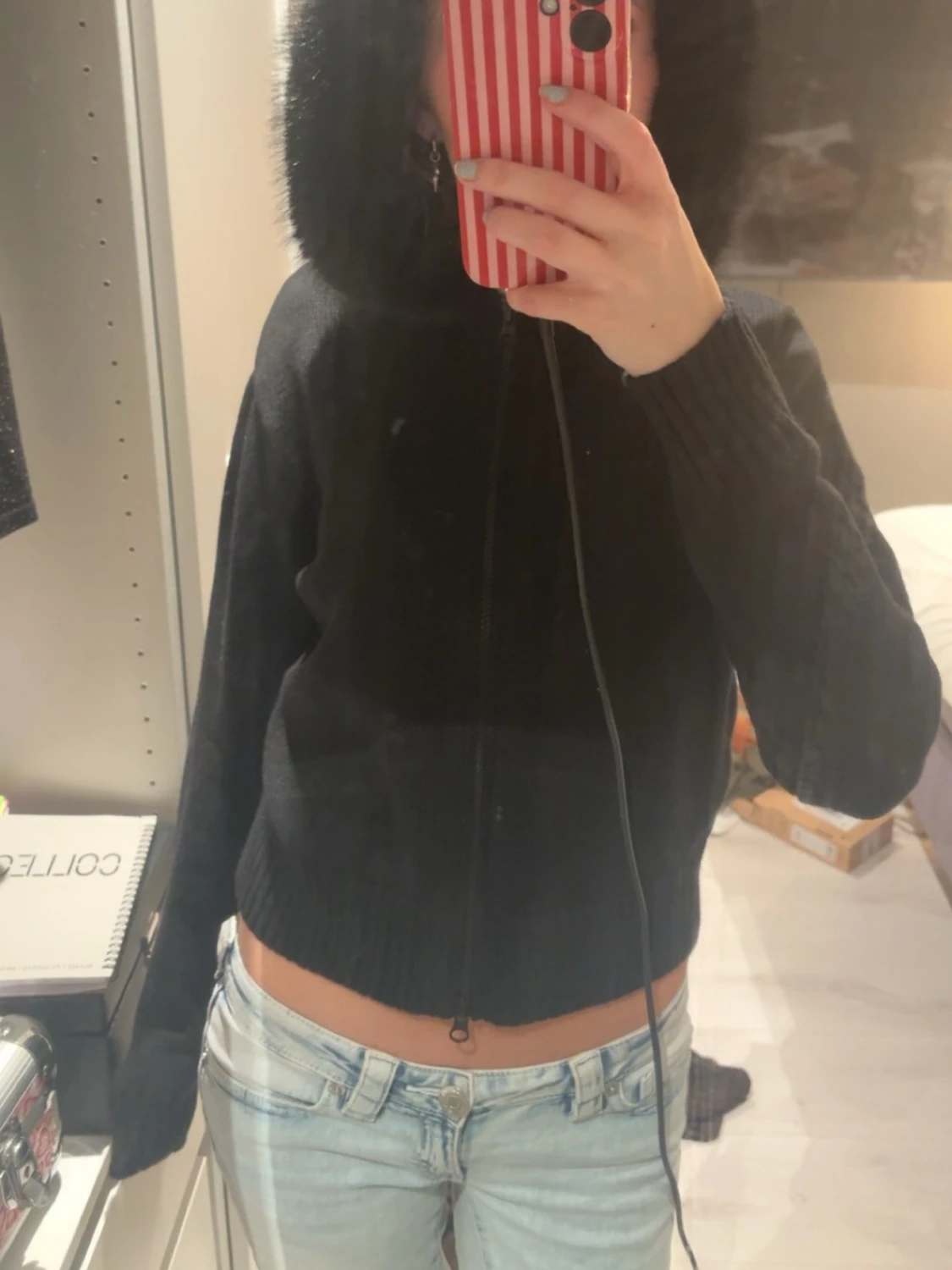 Svart stickad jacka med fuskpäls - 1