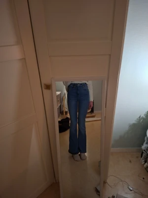 Jeans flared  - Säljer dessa jeans från lager 157💕De är högmidjade men 'snake flared' och är ljusblåa. Jeansen är i mycket bra skick och använda några gånger. Storleken är Xs med "short length" men de passar mig som är 165 cm och har rätt så långa ben.