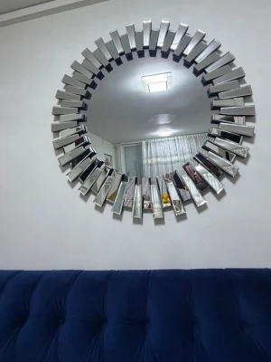 Rund spegel med dekorativ ram - Säljer en rund spegel med en unik, dekorativ ram i silverfärgat glas. Ramen består av rektangulära spegelbitar som ger en modern och cool look till rummet. Perfekt som statement piece på väggen och passar snyggt i både vardagsrum och hall.