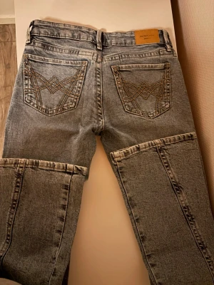 Gråa bootcut jeans från Perfect Jeans - Snygga ljusblåa bootcut jeans från Gina tricot.