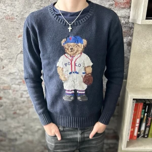 Ralph lauren polo bear tröja - Mycket bra skick, lite urtbättad bara! Passar dig som är mellan 160-170cm ungefär. Nypris ca 3000kr. Modellen är 160 cm. Passar bra nu till våren! Skriv för mer information!🤝
