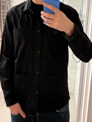 Massimo Dutti Overshirt - Mycket fin Overshirt från Massimo Dutti. Overshirten är svart i storlek M. Inga defekter. Perfekt nu till våren 🔥🤝