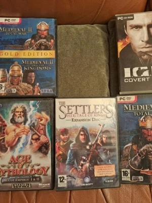 Stort Paket PC-spel – Strategiklassiker: Age of Mythology m.fl. - Säljes: Passa på att buda hem ett riktigt fint paket med legendariska PC-spel! Här finns timmar av underhållning med några av de bästa strategispelen som någonsin skapats.Spelen som ingår: *Age of Mythology – Episk strategi från skaparna av Age of Empires. *Medieval II: Total War - Gold Edition – Innehåller både grundspelet och Kingdoms-expansionen.*Medieval II: Total War – Originalutgåvan.* The Settlers: Heritage of Kings – Expansion Disc.* I.G.I.-2: Covert Strike – Intensiv taktisk shooter.