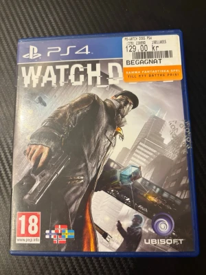Watch Dogs PS4 spel - Säljer Watch Dogs till PlayStation 4. Spelet kommer i en blå plastbox med omslag som visar huvudkaraktären i en urban miljö. Skivan är svart med vit text och flera åldersmärkningar. Perfekt för dig som gillar action och hacking.