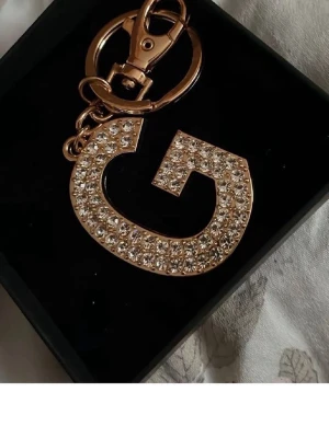 Silvriga örhängen med stenar - Säljer ett par silvriga örhängen från Appear. De har en kantig, modern form och är dekorerade med gnistrande stenar som ger en lyxig känsla. Perfekta för dig som gillar att sticka ut med accessoarer som glänser.