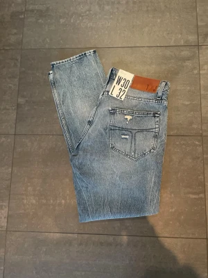 Tiger of Sweden jeans nya - Helt nya jeans från tiger of Sweden med prislappen kvar på. Storleken är W30 L32 och modellen är pistolero
