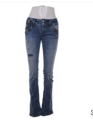 LTB jeans med hål!💙 - Säljer mina helt nya jeans från LTB som är blå med hål. Säljer för att jag köpte dom men dom inte passade mig fast dom e as snygga💙storlek 27/32💙