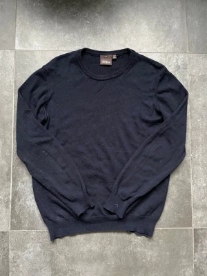 Oscar Jacobson tröja  - Tjena, säljer nu denna riktigt snygga och populära Oscar Jacobson tröjan, den är i bra skick, inga skador, hör av er vid frågor och funderingar🙌🤝 