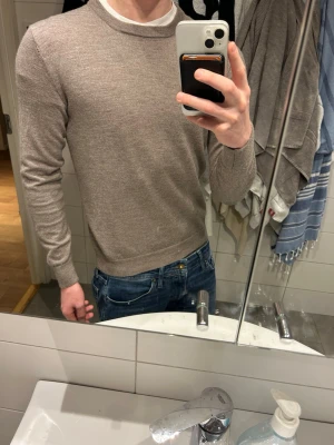 Beige merinoull tröjas från theese glory days - Theese glory days merinoulls tröja, storlek M på lappen men sitter som S