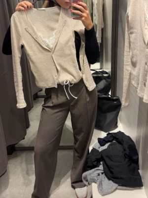 Beige tunn kofta med knappar - Linne och kofta i en med spets från Zara. Använd fåtal gånger, i fint skick och väldigt fin i kvaliten. 