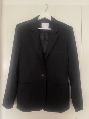 Kavaj - Randig kavaj från Second Female i storlek S🖤