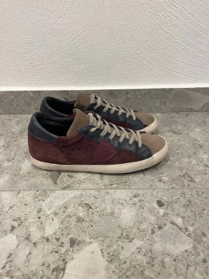 Philippe Model Sneakers - Philippe model || Storlek 40 || Skorna är i mycket bra skick (se bilder) || Tveka inte på att höra av dig vid frågor eller funderingar 