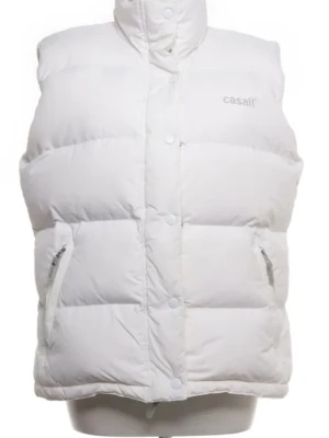 Vit dunväst från Casall - Snygg vit dunväst från Casall med hög krage och dragkedja samt tryckknappar framtill. Västen har två fickor med dragkedja och en puffig, quiltad design som ger en modern look. Perfekt för lager på lager och håller dig varm under kyliga dagar.