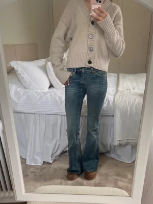 Blå bootcut jeans  - Blå bootcut och lowwaist jeans från Monki!💞Storlek 24/32!