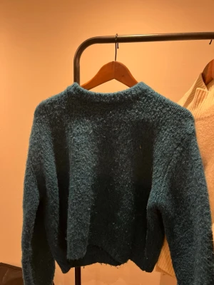 Blå  stickad tröja - Stickad tröja i en otrolig färg😍😍😍