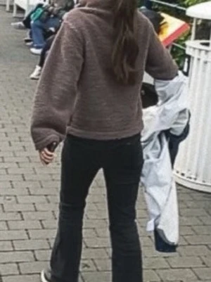 Brun teddyjacka med hög krage - Mysig brun teddyjacka med hög krage och avslappnad passform. Jackan är tillverkad i fluffigt teddy-material och har långa ärmar. Perfekt för att hålla sig varm under kyliga dagar. Jackan saknar synliga loggor eller märke.