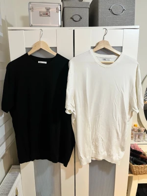 Två stycken stickade T-Shirts från Zara - 2 stycken jätte fina finstickade T-Shirts från Zara  Båda två i storlek XL men passar L I mycket bra skick Svart och Vit färg  Skicka meddelande vid några funderingar  Kolla gärna även in mina andra annonser