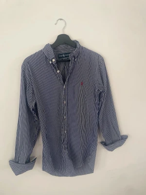 Polo Ralph Lauren Skjorta - Säljer en polo Ralph lauren skjorta i storlek S. Använd ett fåtal gånger därav i väldigt bra skick         Nypris:1599kr                                                              Mitt pris: 499kr.                                                              Modell: Slim fit