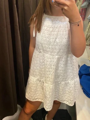 Vit klänning från Zara i storlek M - Jättefin vit broderad klänning med knyten på axlarna. Perfekt till studenten eller annat. Bara använd fåtal gånger.