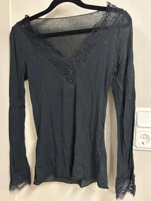 Svart v-ringad intimissimi tröja - Jättefin svart tröja från intimissimi som inte längre kommer till användning!! Som ny, inga defekter eller fläckar. Pris kan diskuteras!!!