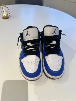 Jordan 1 low  - Jordan 1 low otroligt fint skick på dessa skor har tagit hand om de väldigt bra. Storlek 42,5. Nypris 1100kr