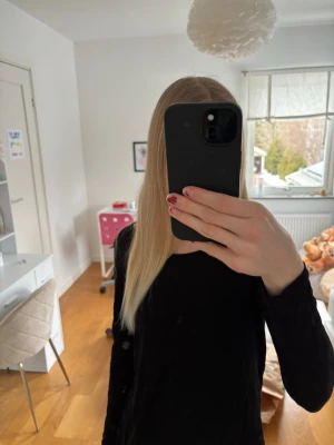 Svart långärmad topp från WERA - Svart liknande intemissmi långärmad tröja. Toppen har rund halsringning och är gjord i ett mjukt, tunt material som känns skönt mot huden. Perfekt basplagg att matcha med allt i garderoben. Längre vid ryggen🌸💜🩷