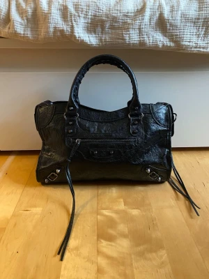 Handväska  - Väska köpt secondhand på Vestiaire Collective, kommer med tillbehör (spegel och axelrem, se bild 2)✨