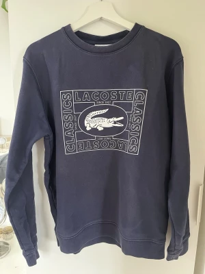 Mörkblå sweatshirt Lacoste Classics - Mörkblå sweatshirt från Lacoste.