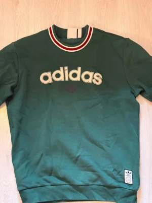 Adidas Sweatshirt M - Måttligt använd sweatshirt. Köpt på JD.