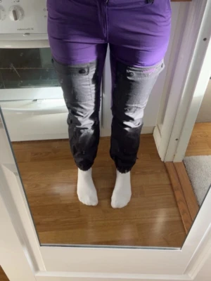 Lila och svarta friluftsbyxor - Riktigt sköna friluftsbyxor, använda 2 gånger. 