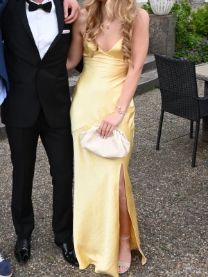 Gul långklänning med slits - Säljer min jätte fina balklänning från i somras. Klänningen är från babyboo och har världens finaste gula färg som är prefekt för sommaren. Har bara används en gång på min bal.💛