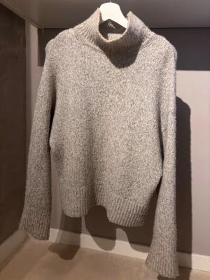 Stickad tröja - Stickad tröja från H&M med krage. Lite nopprig men ändå fin! Storlek S