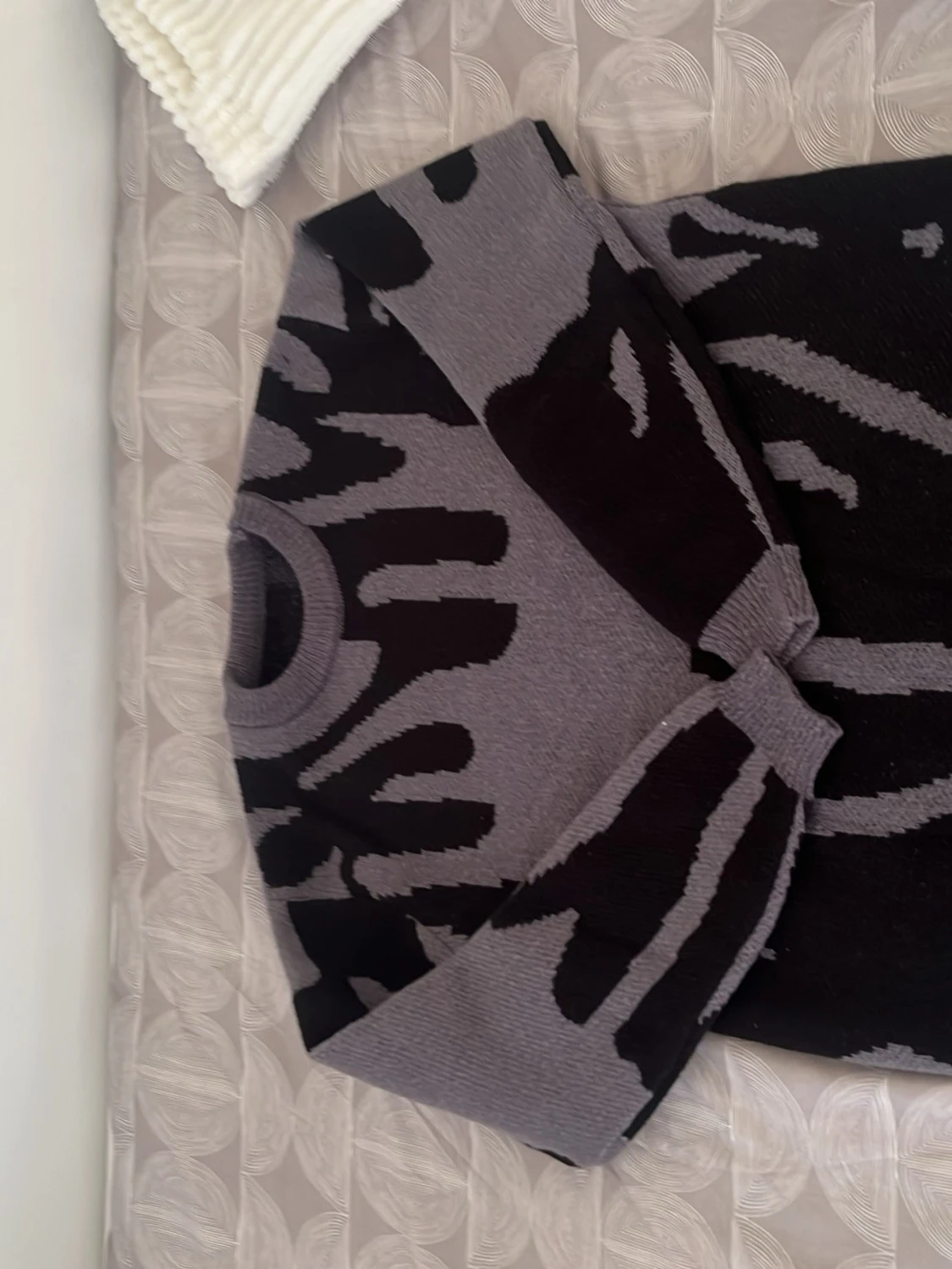 Grå och svart stickad tröja - 1