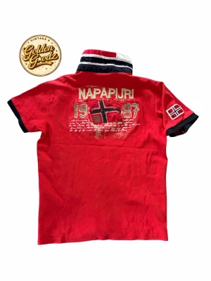 Napapijri pike  - As fet piké med norska flaggan i kragen och as tunga tryck på ⭐️