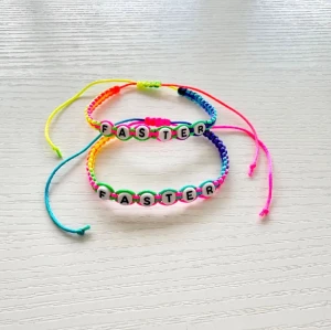 Makramé armband  -  Makramé armband handgjord av oss ❤️ Finns i olika färger  Vid frågor är det att bara kontakta! OBS! Tryck inte på ”Köp nu” ifall du inte vill ha spårbar frakt!